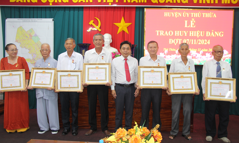 Thủ Thừa trao huy hiệu Đảng đợt 7/11