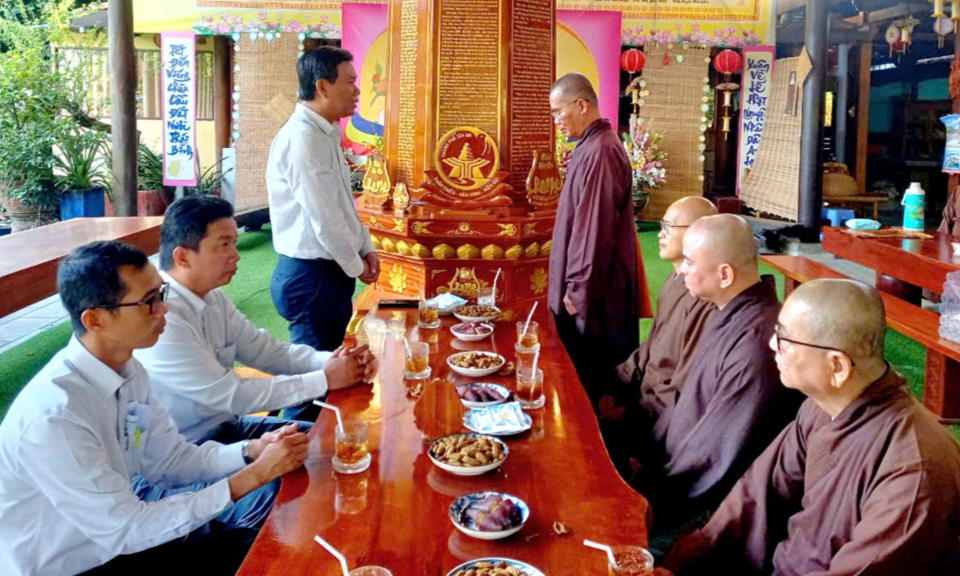 Thành phố Tân An thăm và chúc mừng kỷ niệm 43 năm thành lập Giáo hội Phật giáo Việt Nam