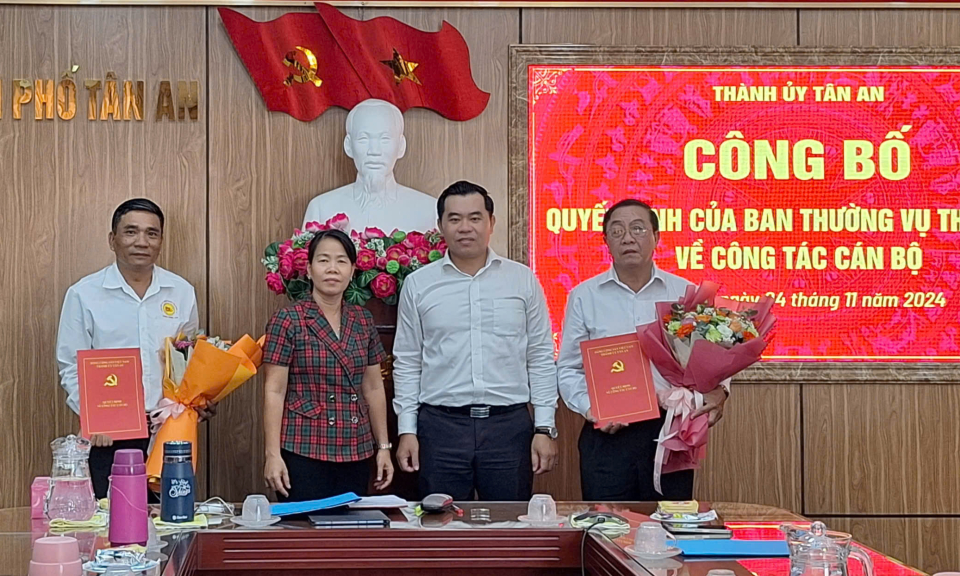 Thành uỷ Tân An công bố các quyết định về công tác cán bộ