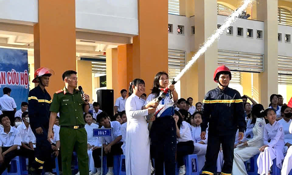 Tập huấn công tác PCCC và CNCH tại Trường THPT Nguyễn Trung Trực - Bến Lức  
