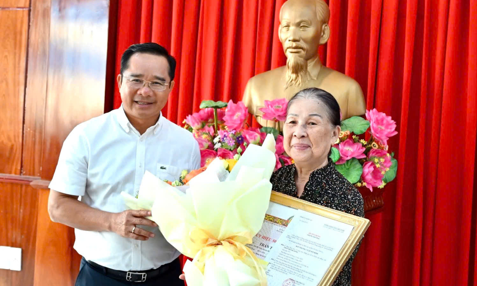 Bí thư Tỉnh uỷ - Nguyễn Văn Được trao tặng huy hiệu 50 năm tuổi Đảng tại Bến Lức
