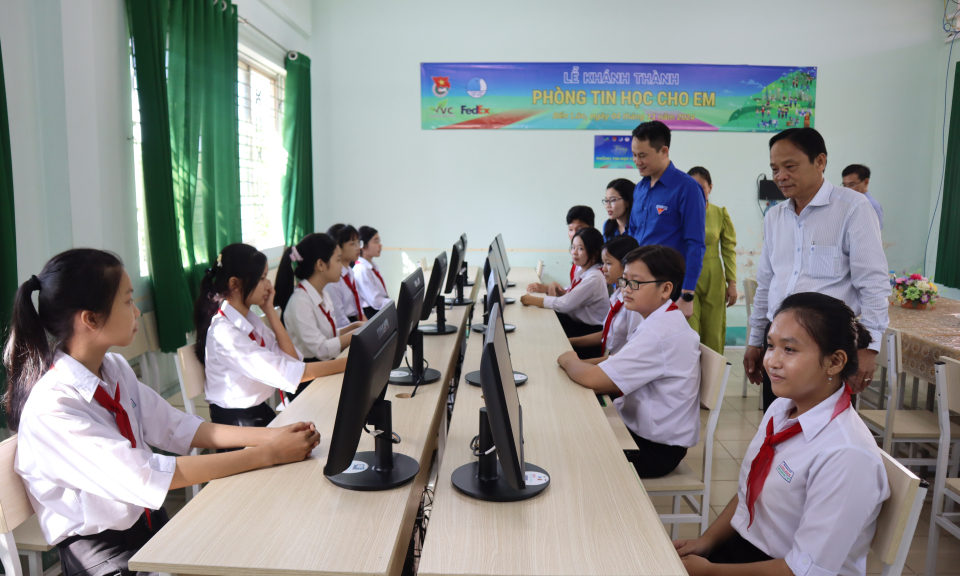 Bến Lức khánh thành công trình “Phòng tin học cho em”