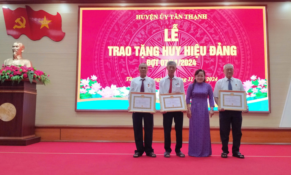 Tân Thạnh trao huy tặng hiệu Đảng cho Đảng viên cao niên