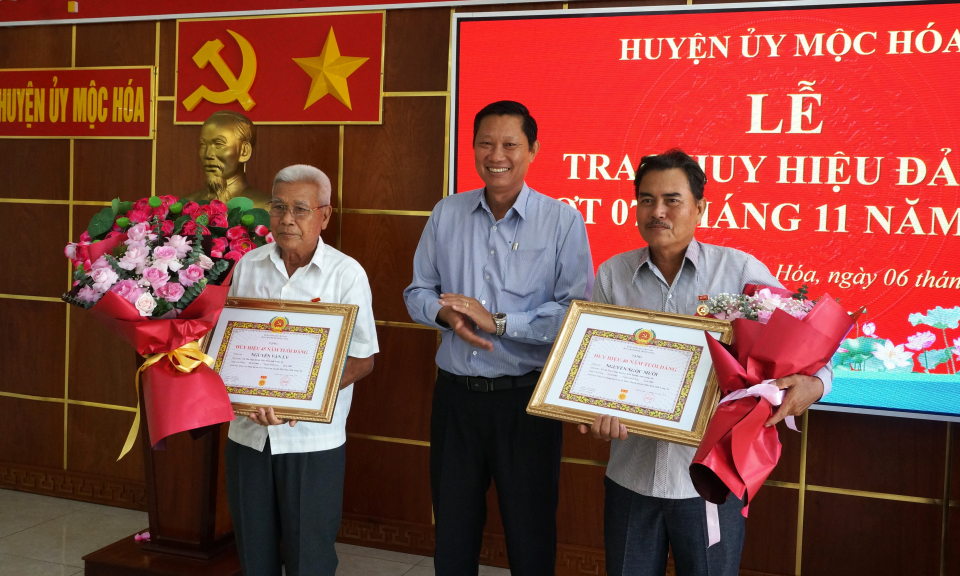 Mộc Hoá trao huy hiệu Đảng đợt 7/11