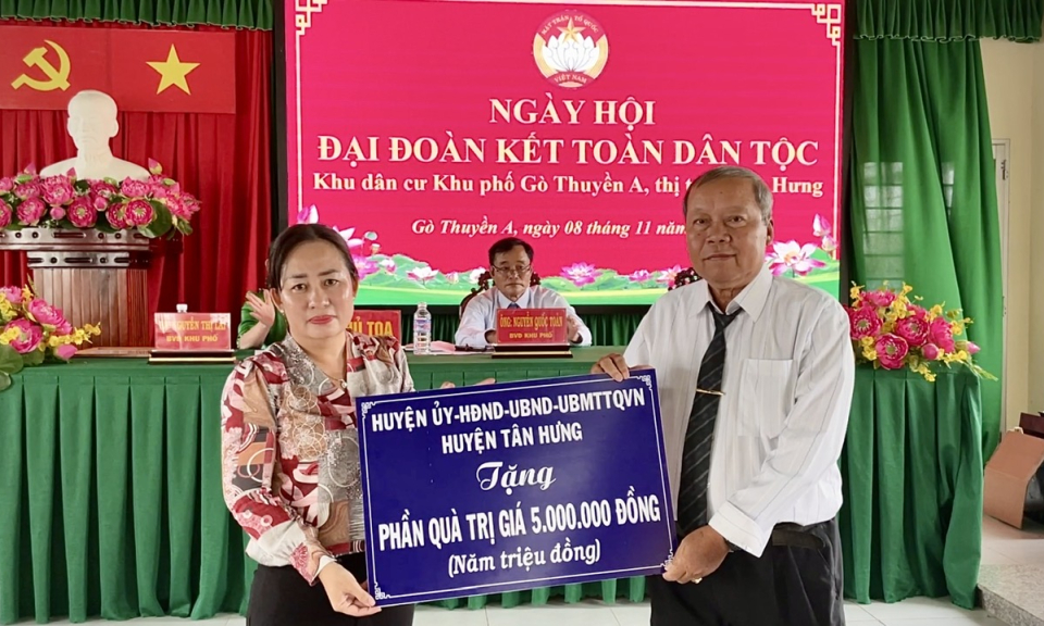 Thị trấn Tân Hưng ngày hội Đại đoàn kết toàn dân tộc tại khu phố điểm