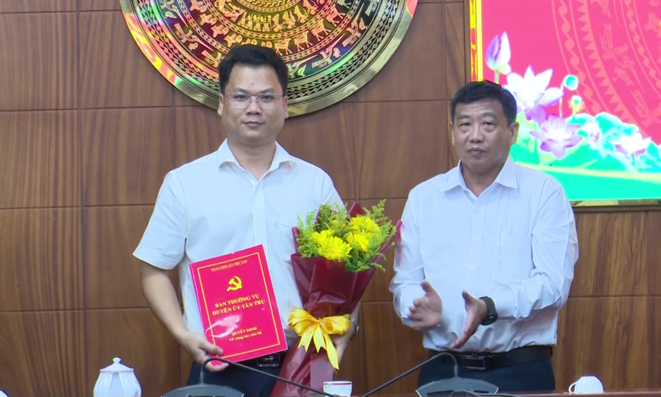 Tân Trụ công bố quyết định bổ nhiệm Chánh Văn phòng Huyện ủy