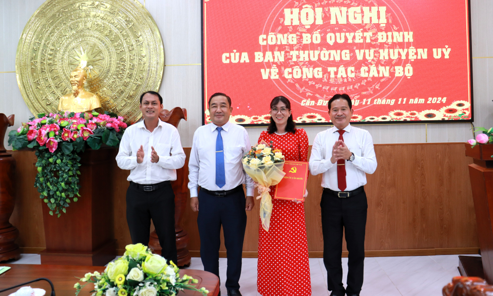 Huyện ủy Cần Đước trao quyết định công tác cán bộ