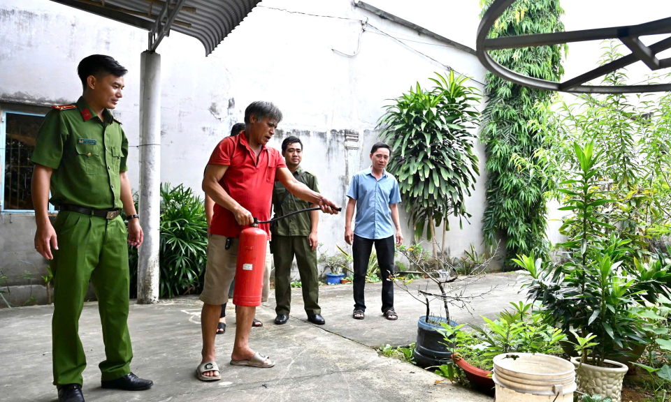 Bến Lức điểm sáng trong thực hiện mô hình “Nhà tôi có bình chữa cháy”