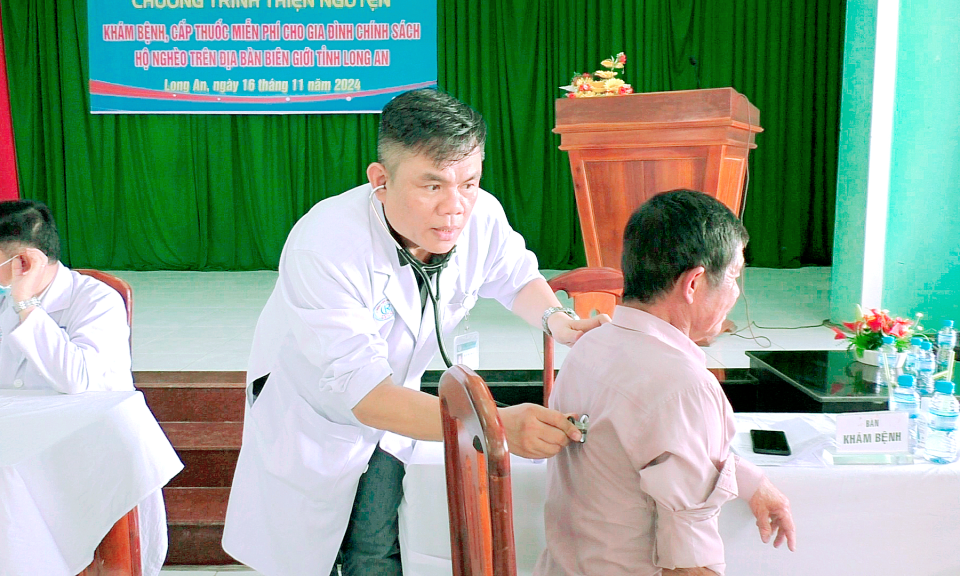 Bệnh viện Chợ Rẫy khám bệnh cho người dân tại các huyện biên giới