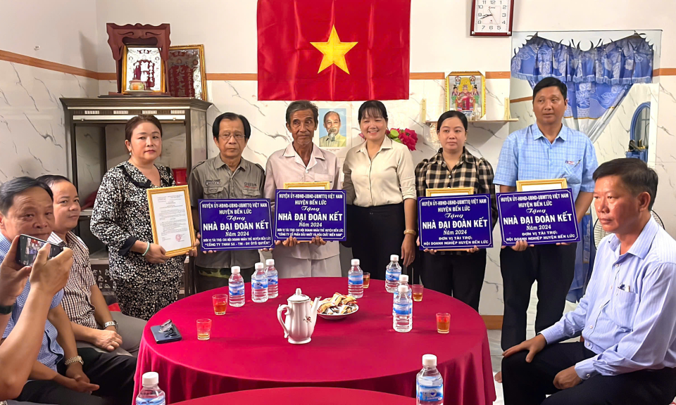 Tân Hưng trao tặng 05 căn nhà Đại đoàn kết 
