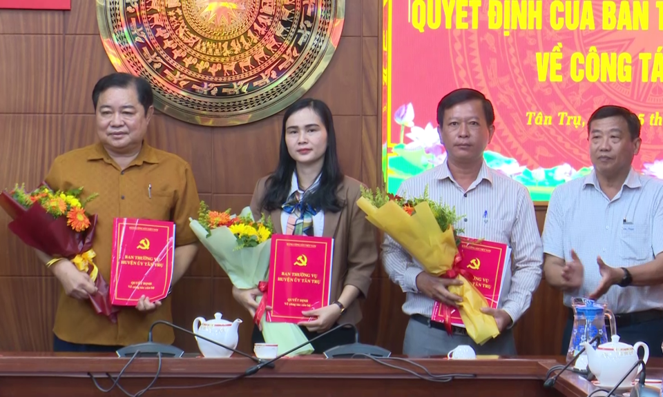Tân Trụ công bố các quyết định về công tác cán bộ