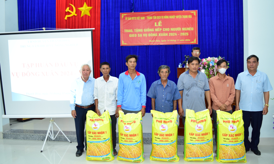Thạnh Hóa trao tặng giống nếp cho hộ nghèo, cận nghèo