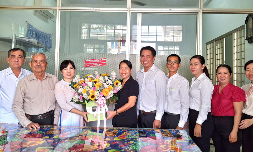 Phó Bí thư thường trực Lãnh đạo Thành uỷ  Tân An thăm chúc mừng UB MTTQ 