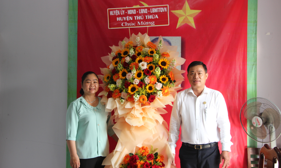  Bí thư Huyện ủy Thủ Thừa chúc mừng Ngày truyền thống Mặt trận Tổ quốc