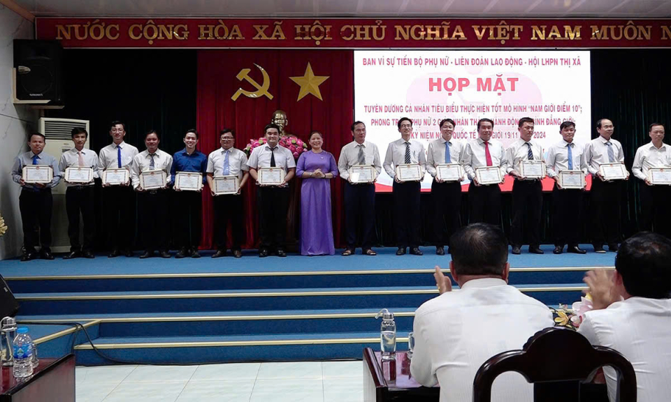 Kiến Tường họp mặt tuyên dương các cá nhân thực hiện tốt mô hình “Nam giới điểm 10” 