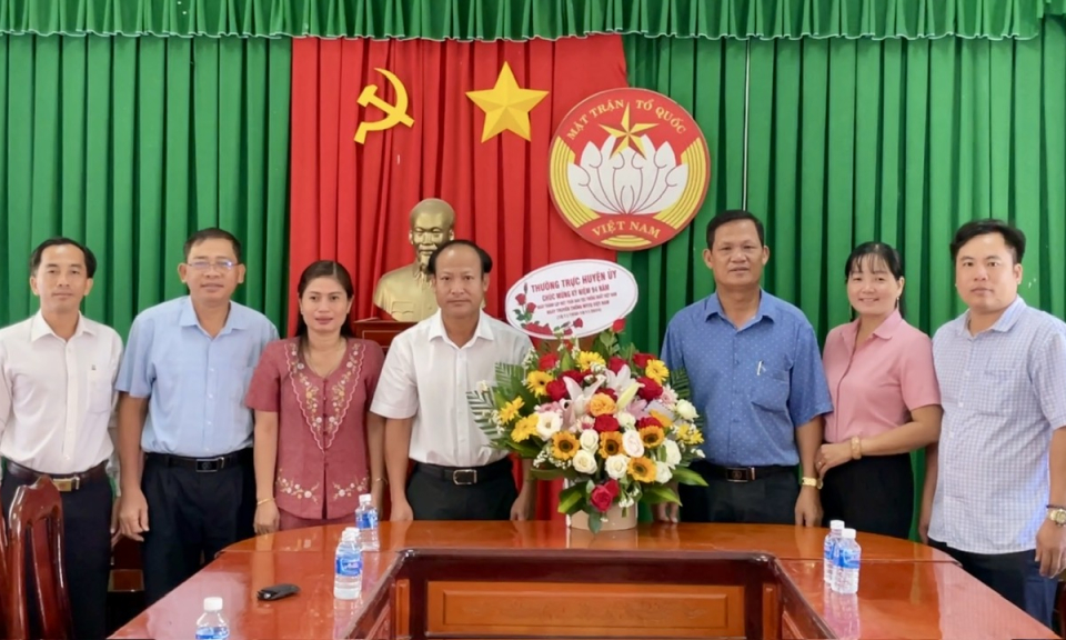 Bí thư Huyện ủy Tân Hưng chúc mừng Ngày truyền thống Mặt trận Tổ quốc 
