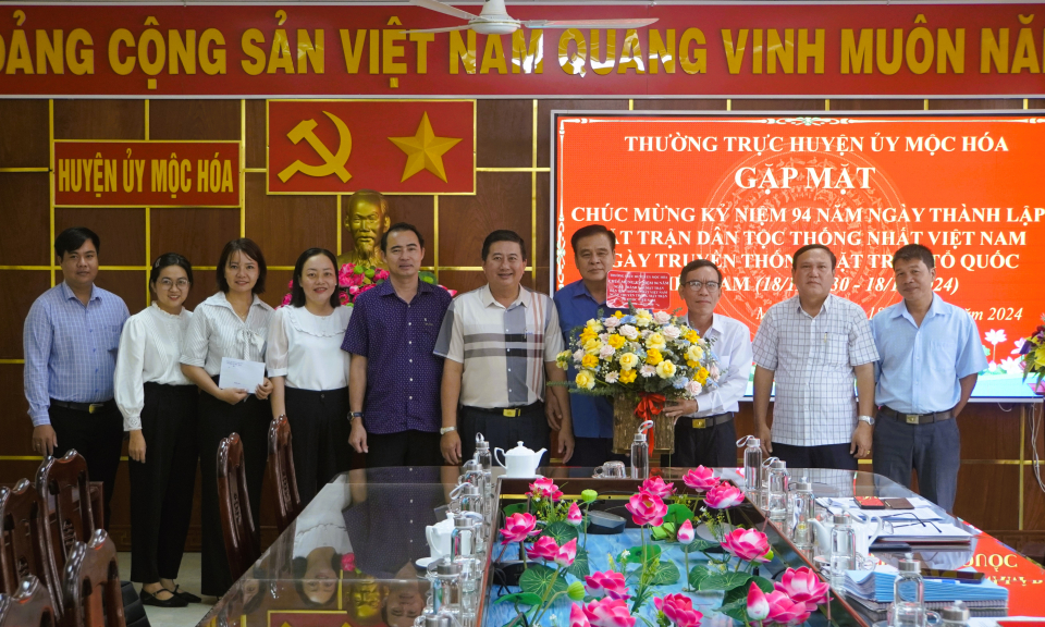 Bí thư Huyện ủy Mộc Hóa chúc mừng Ngày truyền thống Mặt trận Tổ quốc