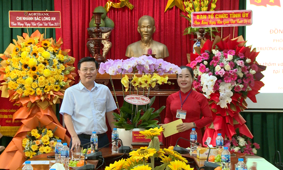 Lãnh đạo tỉnh thăm, chúc mừng Trường Chính trị tỉnh nhân ngày Nhà giáo Việt Nam 20/11
