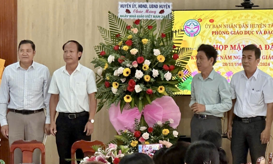 Tân Hưng: Họp mặt Kỷ niệm Ngày Nhà giáo Việt Nam