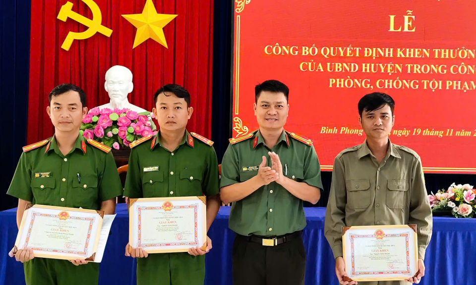 UBND huyện Mộc Hóa khen thưởng đột xuất thành tích phòng, chống tội phạm
