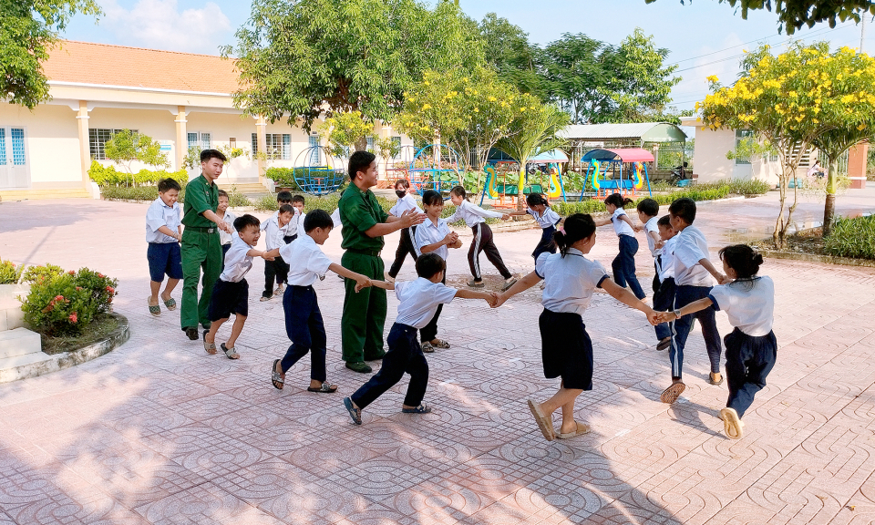 "Gieo chữ" cho trẻ em nghèo vùng biên