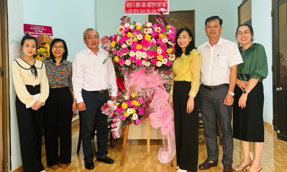 Lãnh đạo huyện Đức Hòa thăm, chúc mừng ngày Nhà giáo Việt Nam 20/11