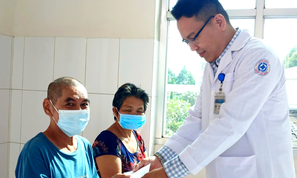 Trung tâm Y tế huyện Cần Đước tặng quà cho bệnh nhân có hoàn cảnh khó khăn