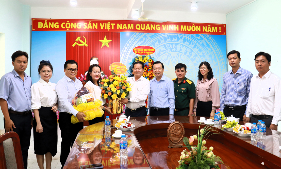 Lãnh đạo huyện Cần Đước chúc mừng Ngày Nhà giáo Việt Nam 20/11