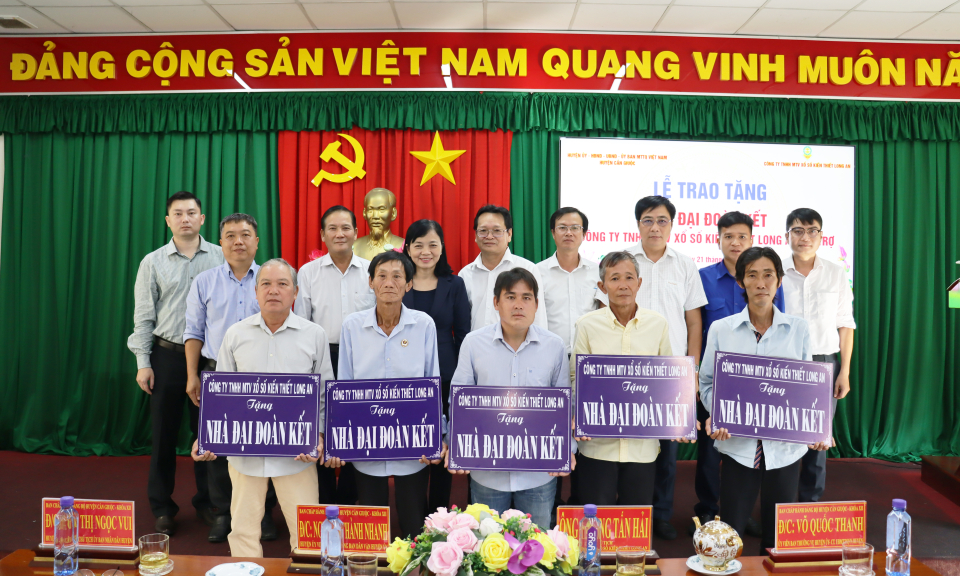 Công ty Xổ số kiến thiết Long An trao tặng 10 căn nhà Đại đoàn kết tại huyện Cần Giuộc