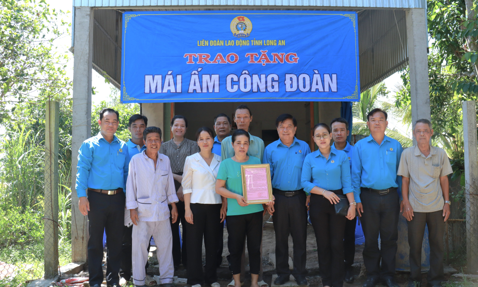 Liên đoàn Lao động tỉnh trao tặng “Mái ấm Công đoàn” cho người lao động