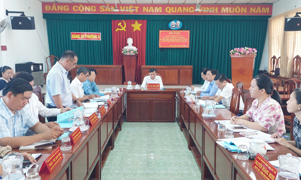 Bí thư Thành ủy Tân An làm việc với Đảng ủy Phường 6
