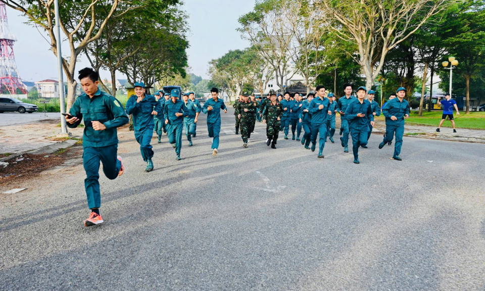 Bến Lức hơn 100 cán bộ, chiến sĩ tham gia chương trình chạy bộ “Higreen - Vì Trường Sa xanh”