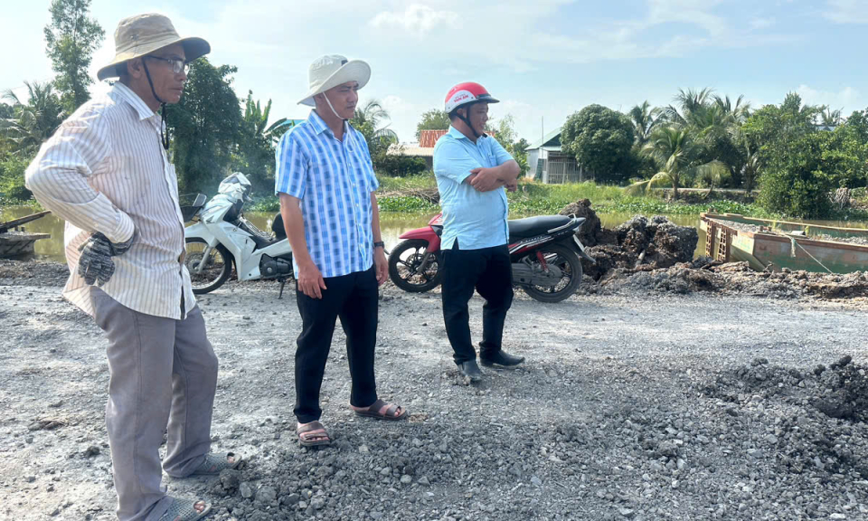 UBND huyện Tân Thạnh kiểm tra tiến độ công trình Bờ đông kênh Bùi Mới
