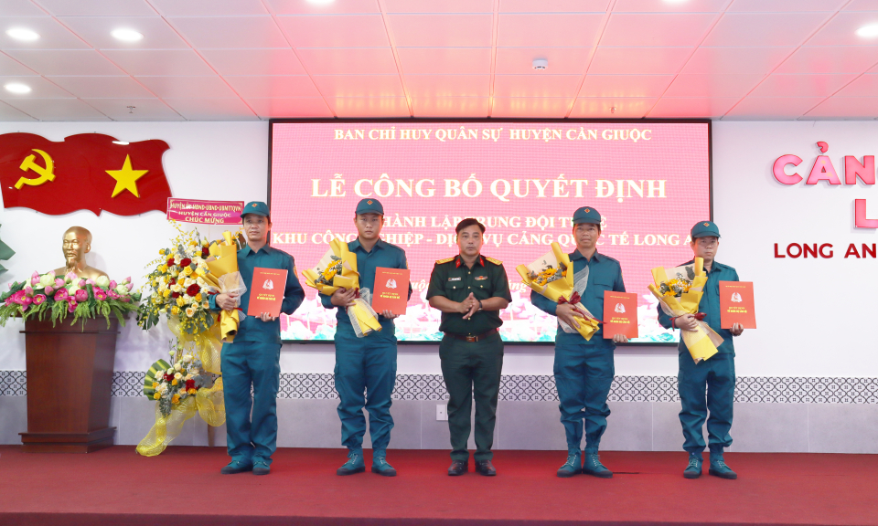 Thành lập Trung đội Tự vệ Khu công nghiệp – Dịch vụ Cảng Quốc tế Long An