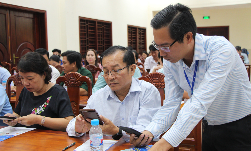 Thủ Thừa tập huấn hướng dẫn cài đặt Long An số, chữ ký số cá nhân