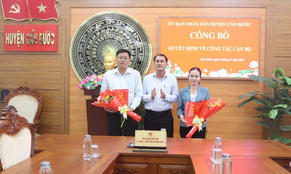 UBND huyện Cần Đước công bố quyết định về công tác cán bộ