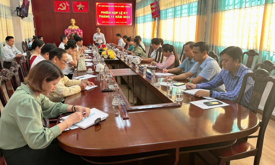 Kiến Tường giao ban trực tuyến giữa UBND thị xã với xã, phường