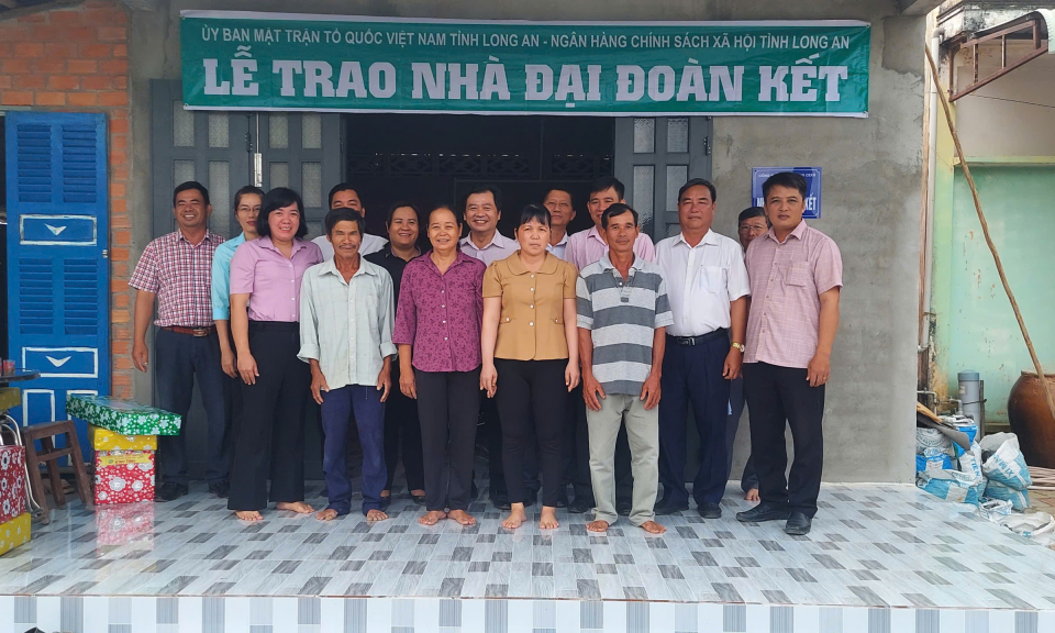 Thạnh Hóa trao tặng 5 căn nhà Đại đoàn kết cho hộ dân