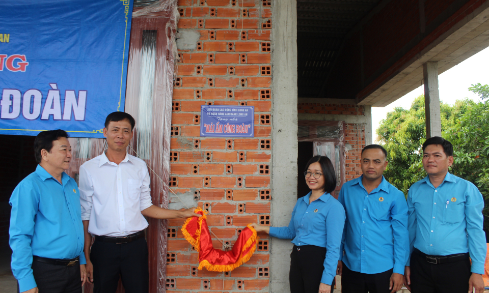Liên đoàn Lao động tỉnh trao tặng Mái ấm công đoàn tại Đức Huệ
