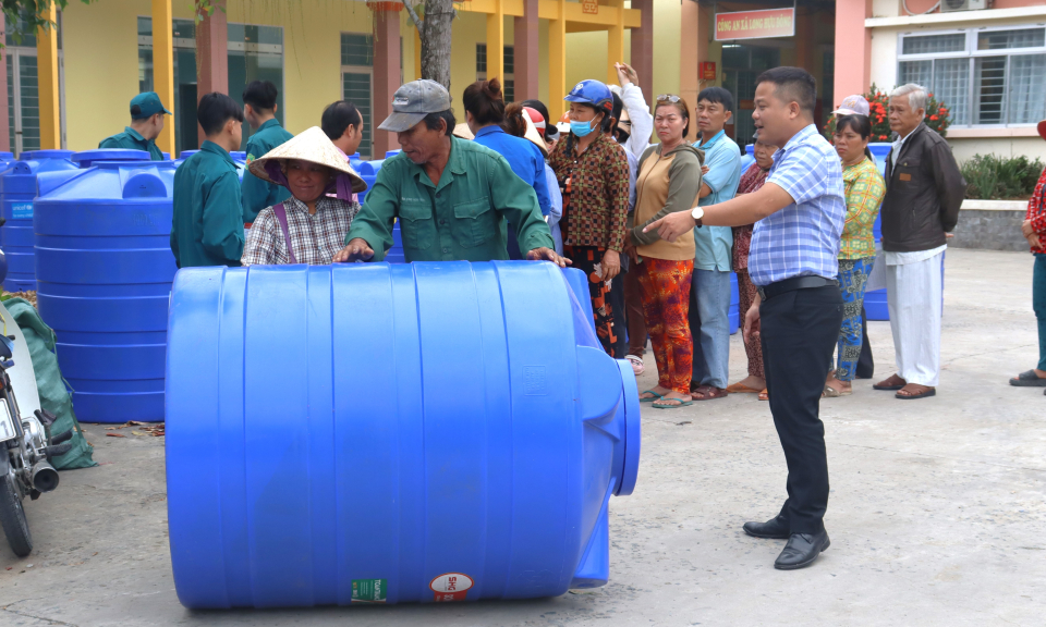 Trung tâm Nước sạch và Vệ sinh môi trường nông thôn cấp 500 bồn nước tại Cần Đước