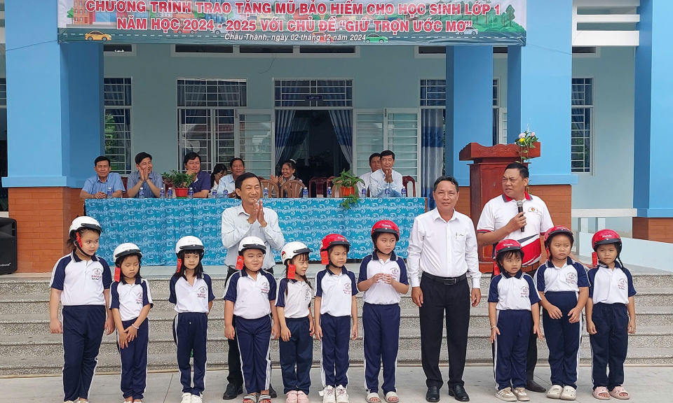 Huyện Châu Thành tặng mũ bảo hiểm cho học sinh lớp 1