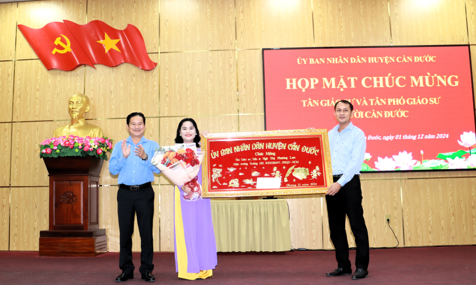 Cần Đước vinh danh những người con quê hương là Tân Giáo sư, Phó giáo sư