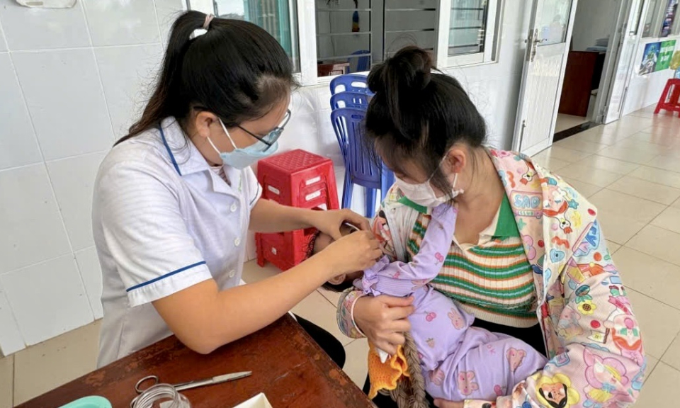 Tân Hưng có trên 1.600 trẻ được uống bổ sung Vitamin A liều cao đợt 2 năm 2024