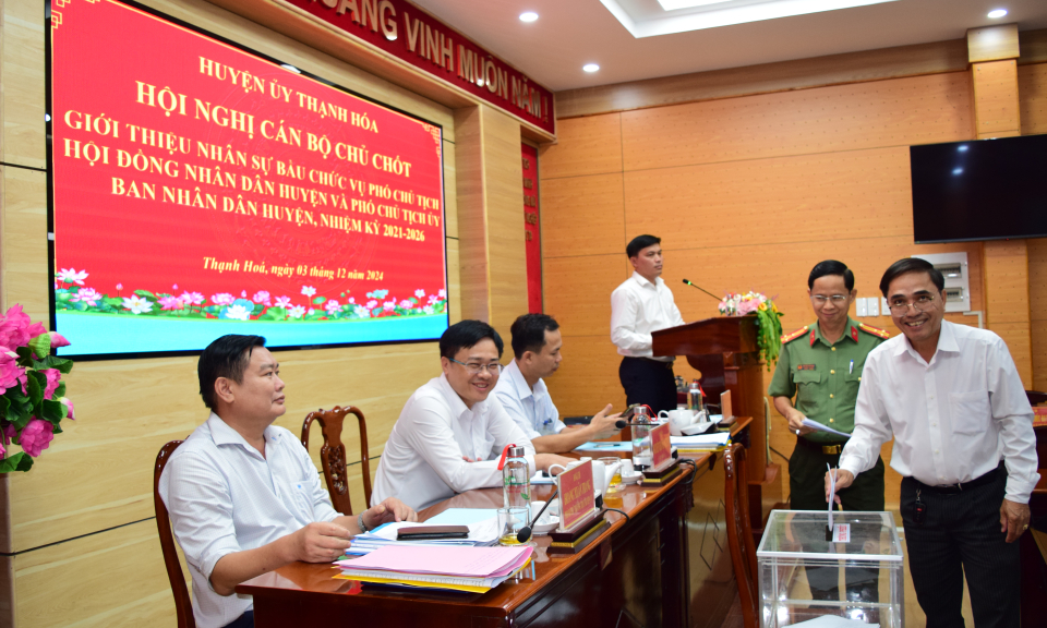 Thạnh Hóa giới thiệu nhân sự bầu chức vụ Phó Chủ tịch HĐND và Phó Chủ tịch UBND huyện 