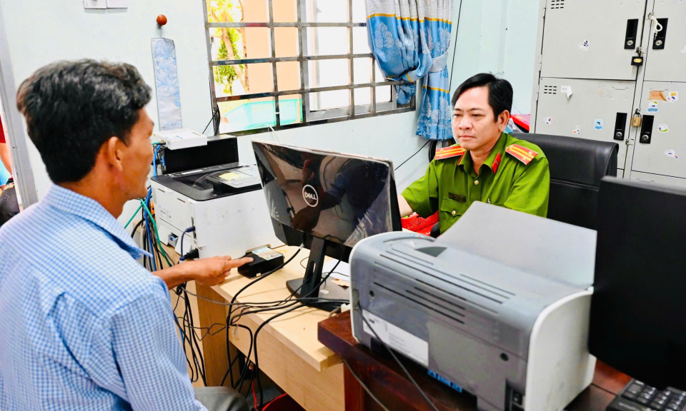 Bến Lức đẩy mạnh kích hoạt tài khoản định danh điện tử cho người dân