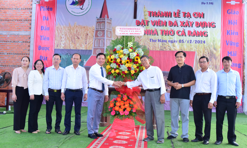 Phó Chủ tịch UBND tỉnh thăm Giáo xứ Cả Ràng - huyện Thạnh Hóa