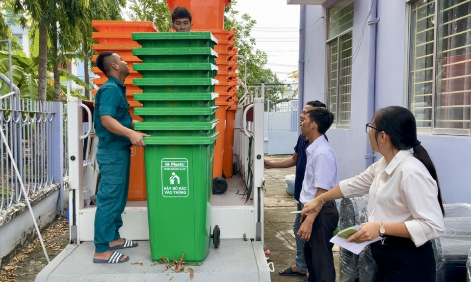 Tân Hưng tăng cường trang bị thùng rác bảo vệ môi trường