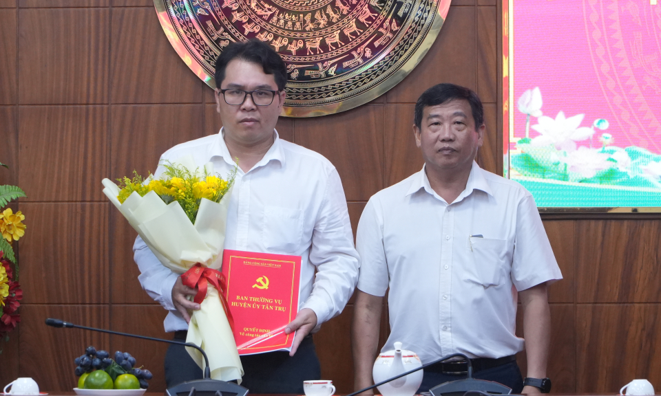 Tân Trụ công bố quyết định bổ nhiệm Phó Chánh Văn phòng Huyện ủy
