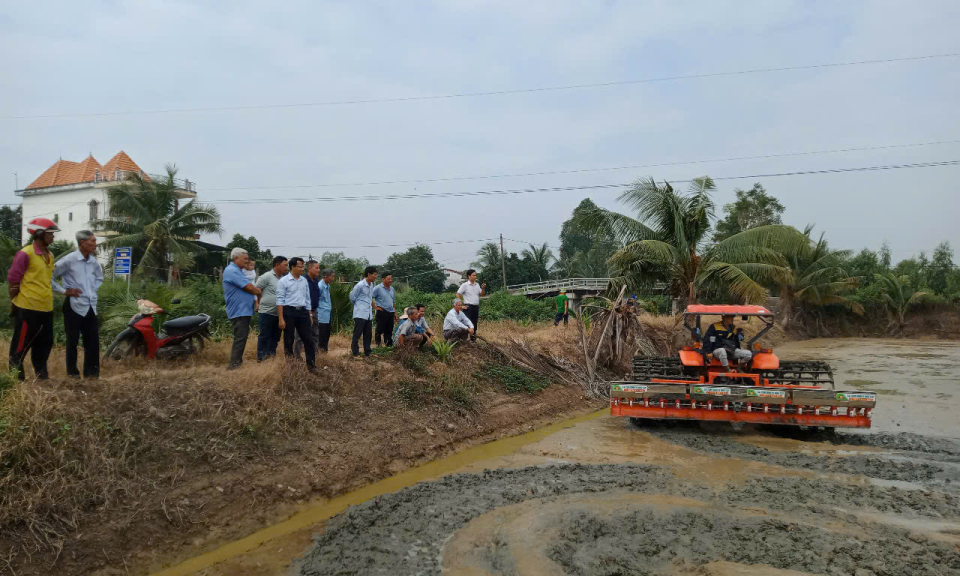 Hội thảo mô hình sản xuất lúa đồng bộ từ gieo cấy đến thu hoạch