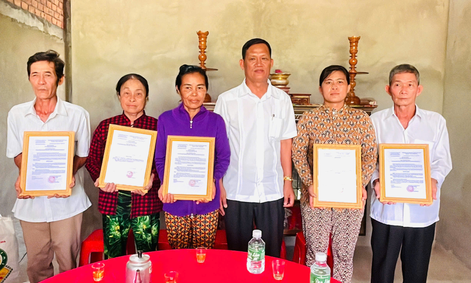 Tân Hưng trao 5 căn nhà Đại đoàn kết cho hộ nghèo, cận nghèo